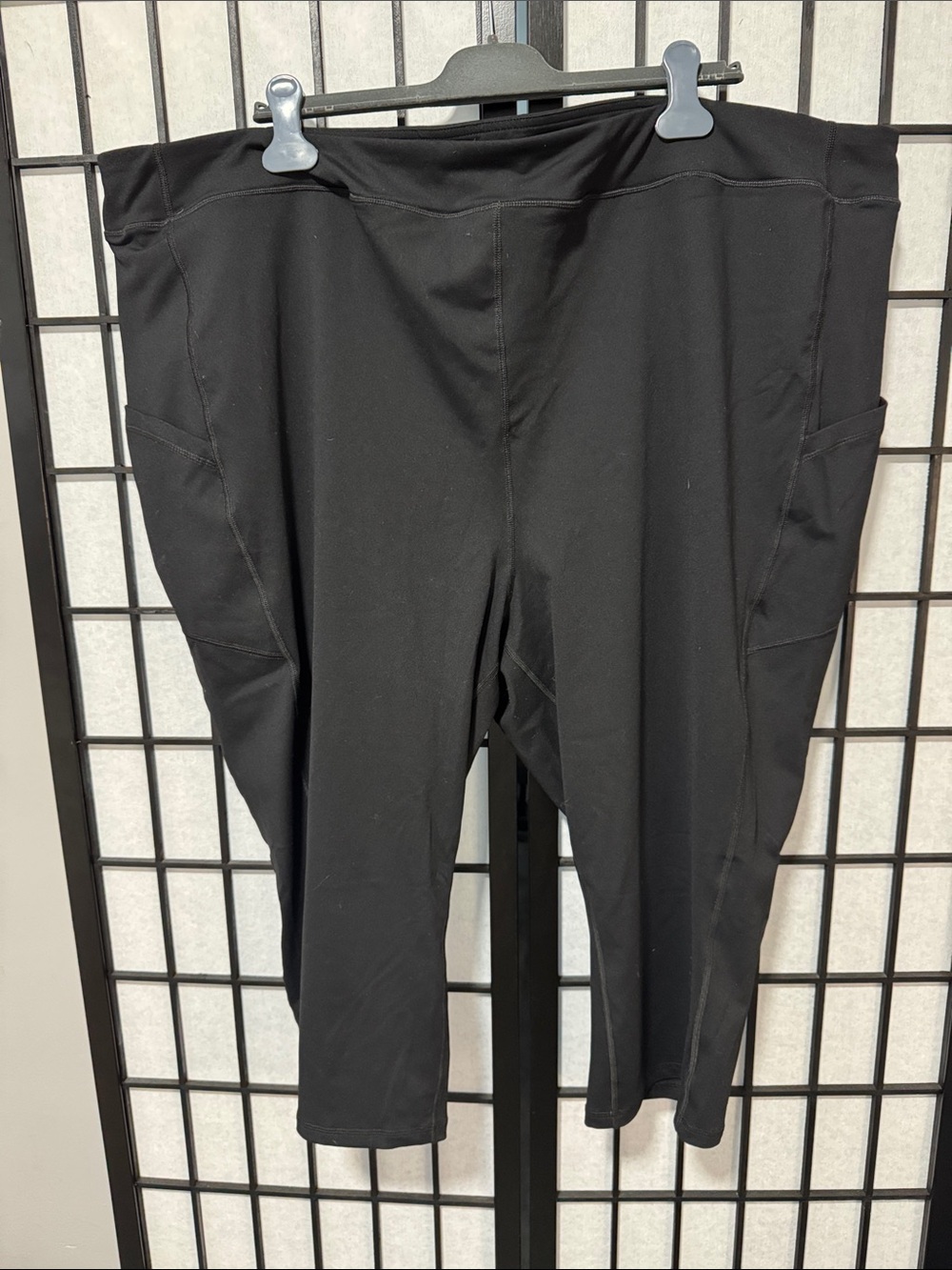 Torrid size 6 Bombshell Capri Legging - Performance Core Black - Picture 4 of 8
